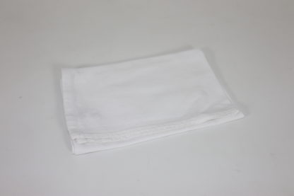 Serviette de table blanche carrée