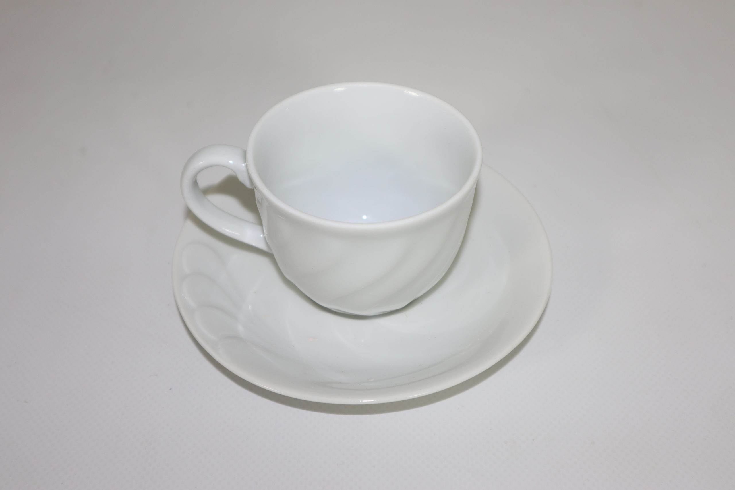 Tasses à Café Apilco – Porcelaine Blanche – Motif En Relief – Lot Occasion Très Bon État